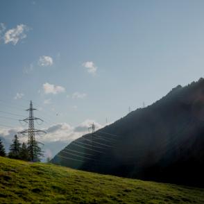 Malerische Aussicht auf Stromleitungen, die entlang des Berges verlaufen
