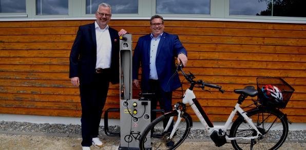 Bürgermeister Patrick Krauss und CEO Thomas Fischer vor der E-Bike-Ladestation